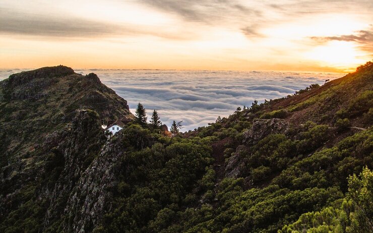 Blick auf die Berge Madeiras bei Sonnenuntergang nach einer Wanderung