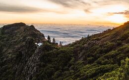 Blick auf die Berge Madeiras bei Sonnenuntergang nach einer Wanderung