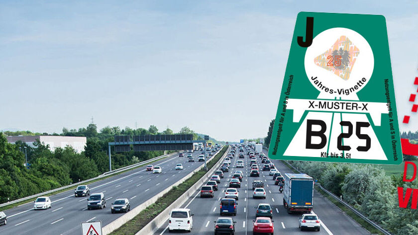 Luftaufnahme einer Autobahn. Die Fahrzeuge in Fahrtrichtungen stehen hintereinander im Stau.
