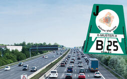 Luftaufnahme einer Autobahn. Die Fahrzeuge in Fahrtrichtungen stehen hintereinander im Stau.