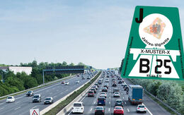 Luftaufnahme einer Autobahn. Die Fahrzeuge in Fahrtrichtungen stehen hintereinander im Stau.
