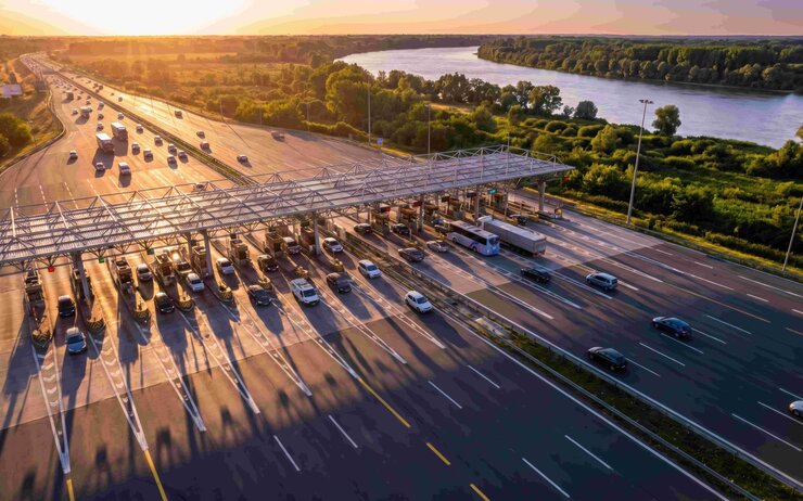 Mautstelle auf einer kroatischen Autobahn mit Autos in beiden Fahrtrichtungen