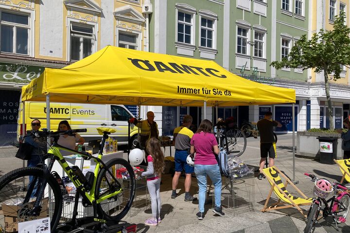 ÖAMTC Fahrrad PopUp Stützpunkt mit gelbem Zelt beim Mobilitätsfest St. Pölten