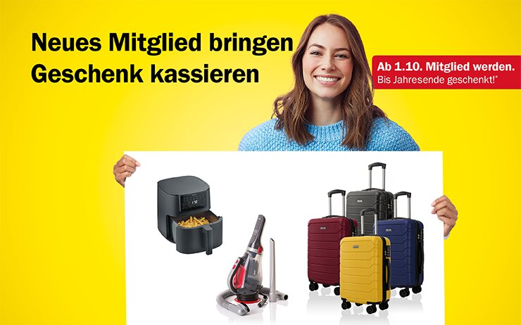 Eine junge Frau zeigt unterschiedliche Freundschaftswerbe-Geschenke auf einer Tafel 