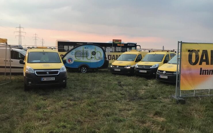 Nova Rock ÖAMTC Pannenfahrzeuge parken auf einer Wiese