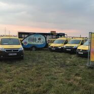 ÖAMTC Pannenfahrzeuge parken auf einer Wiese