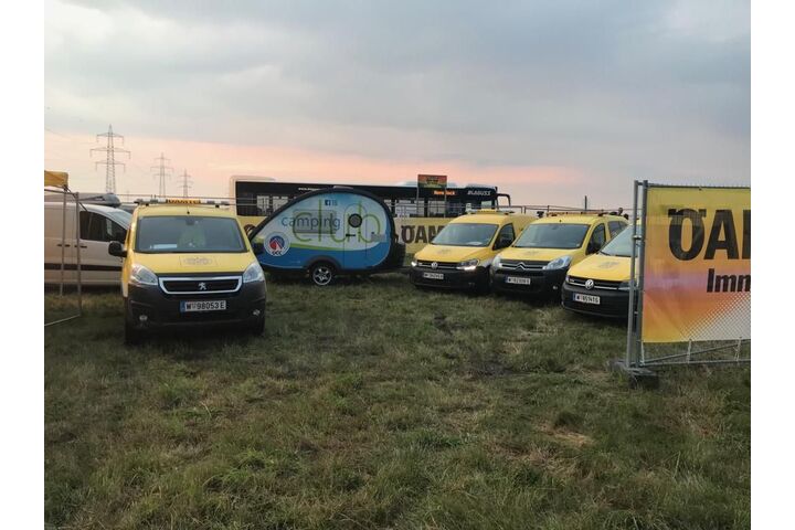 ÖAMTC Pannenfahrzeuge parken auf einer Wiese