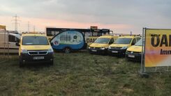 ÖAMTC Pannenfahrzeuge parken auf einer Wiese