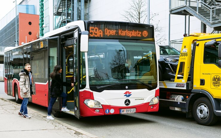 Auf Stehplätzen Haltegriffe verwenden! Auf Stehplätzen Haltegriffe verwenden!