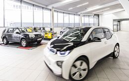 Ein kleines weißes Elektrofahrzeug in einer Prüfhalle