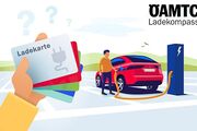 ÖAMTC Ladekompass: Eine Hand hält eine Ladekarte. Im Hintergrund eine Ladesäule und ein E-Auto, ein Mann steht neben dem Fahrzeug und hält das Ladekabel.