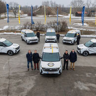 Auf einem Parkplatz im ÖAMTC Fahrtechnikzentrum Teesdorf stehen 6 Ford E-Autos anlässlich der Fahrzeugübergabe mit Vertretern von Ford, Händler MVC Motors Wien-Nord und der ÖAMTC Fahrtechnik.