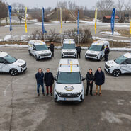 Auf einem Parkplatz im ÖAMTC Fahrtechnikzentrum Teesdorf stehen 6 Ford E-Autos anlässlich der Fahrzeugübergabe mit Vertretern von Ford, Händler MVC Motors Wien-Nord und der ÖAMTC Fahrtechnik.
