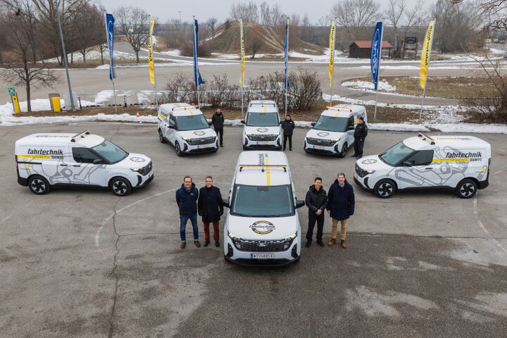 Auf einem Parkplatz im ÖAMTC Fahrtechnikzentrum Teesdorf stehen 6 Ford E-Autos anlässlich der Fahrzeugübergabe mit Vertretern von Ford, Händler MVC Motors Wien-Nord und der ÖAMTC Fahrtechnik.