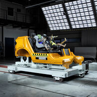 OEAMTC-Kindersitztest-Fruehjahr-2025 (10)Versuchsaufbau-Frontcrash Zwei Kindersitze sind in einem Crashtestauto montiert, das aprubt bremst.