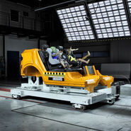 Zwei Kindersitze sind in einem Crashtestauto montiert, das aprubt bremst.