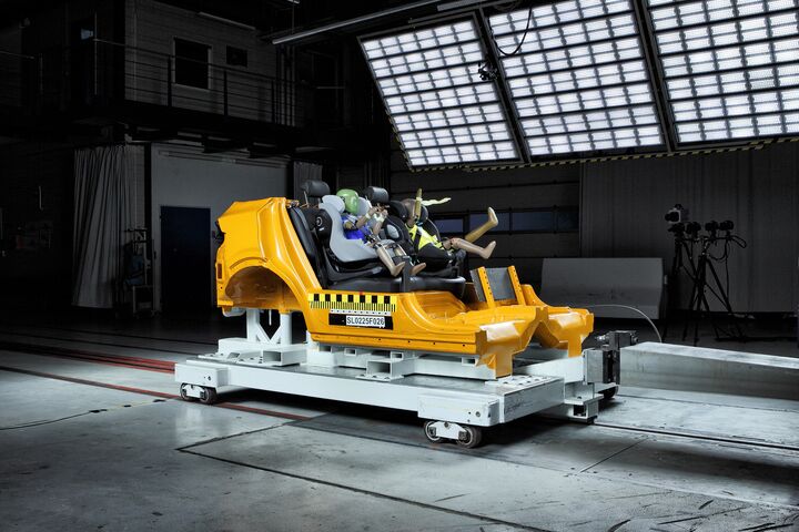 Zwei Kindersitze sind in einem Crashtestauto montiert, das aprubt bremst.