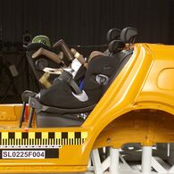 OEAMTC-Kindersitztest-Fruehjahr-2025 (9)Anoris_T2_Frontcrash Zwei Kindersitze sind in einem Crashtestauto montiert, das von der Seite zu sehen ist und aprubt bremst.