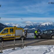 Pannenfahrer vor geöffneter Motorhaube
