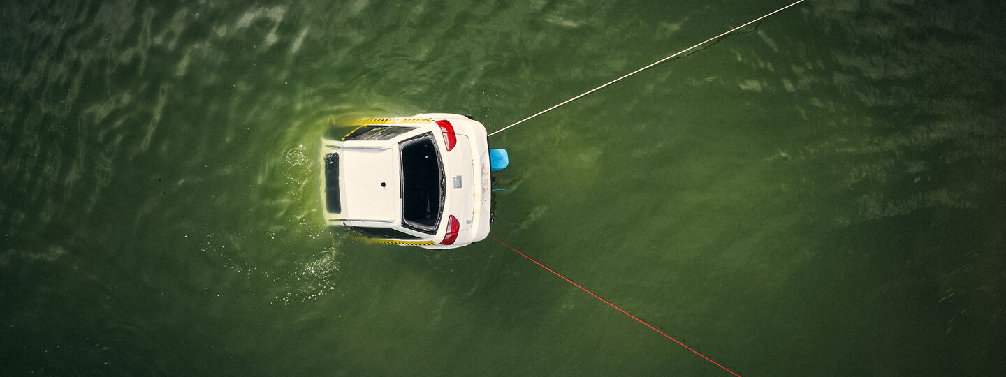 Sinkendes Auto wird aus dem Wasser gezogen.
