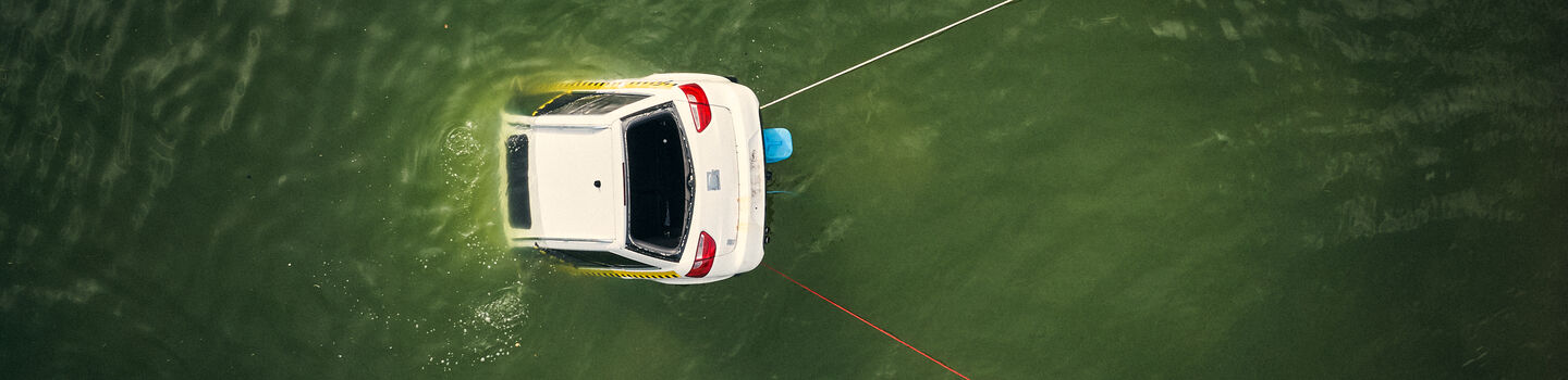 Sinkendes Auto wird aus dem Wasser gezogen.