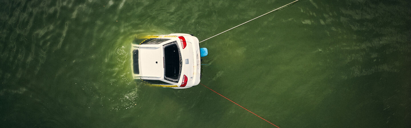 ÖEAMTC-Test: Auto unter Wasser Sinkendes Auto wird aus dem Wasser gezogen.