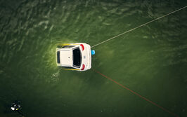 Sinkendes Auto wird aus dem Wasser gezogen.
