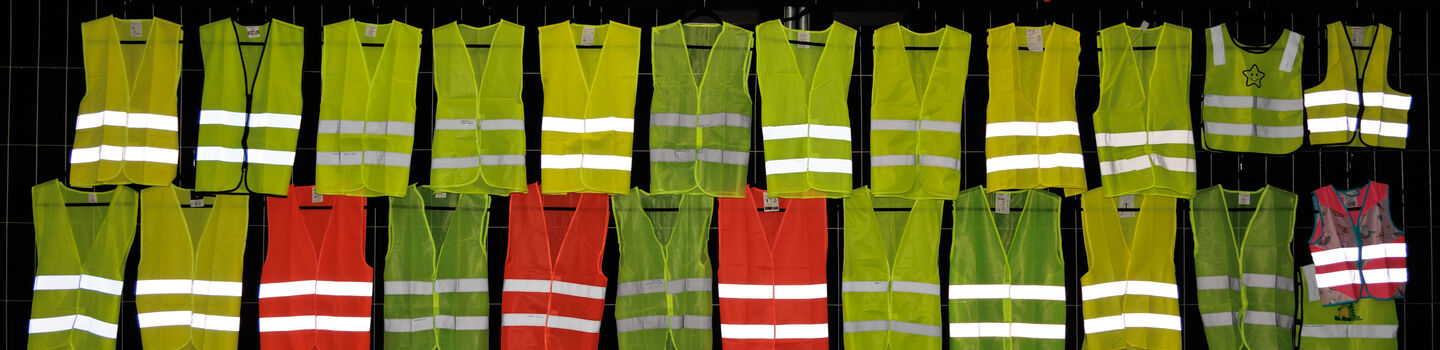 In einer Testhalle hängen 25 Warnwesten an der Wand. 
