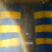 Ein Auto befindet sich beim Waschvorgang in der Waschstraße.