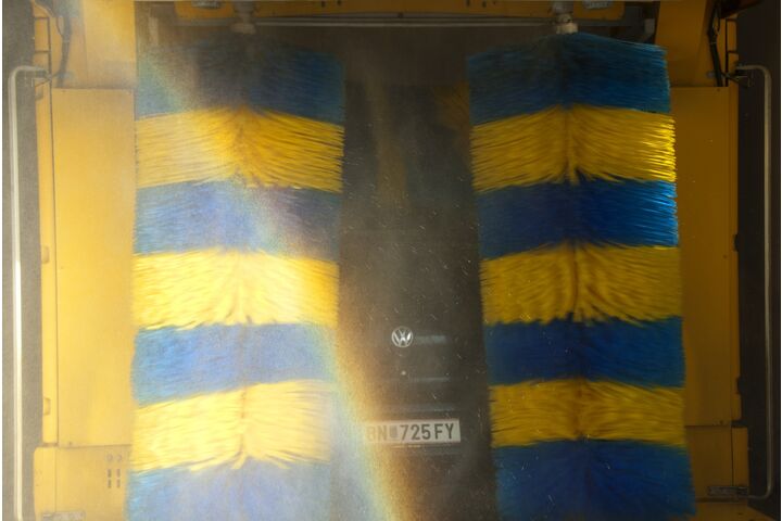 Ein Auto befindet sich beim Waschvorgang in der Waschstraße.