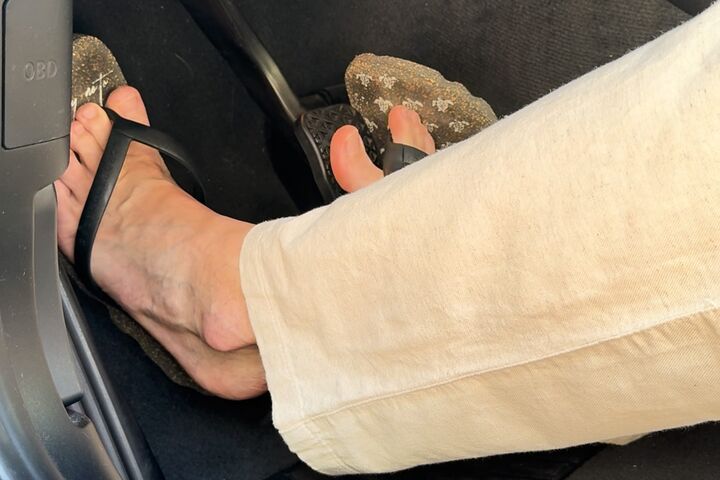 Mit FlipFlops kann man schnell vom Pedal rutschen