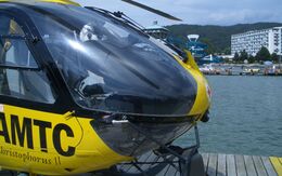 Christophorus 11-Hubschrauber auf einem Steg am Badesee.