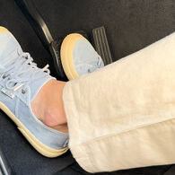 Klassische Straßenschuhe auf den Pedalen