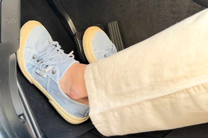 Klassische Straßenschuhe auf den Pedalen