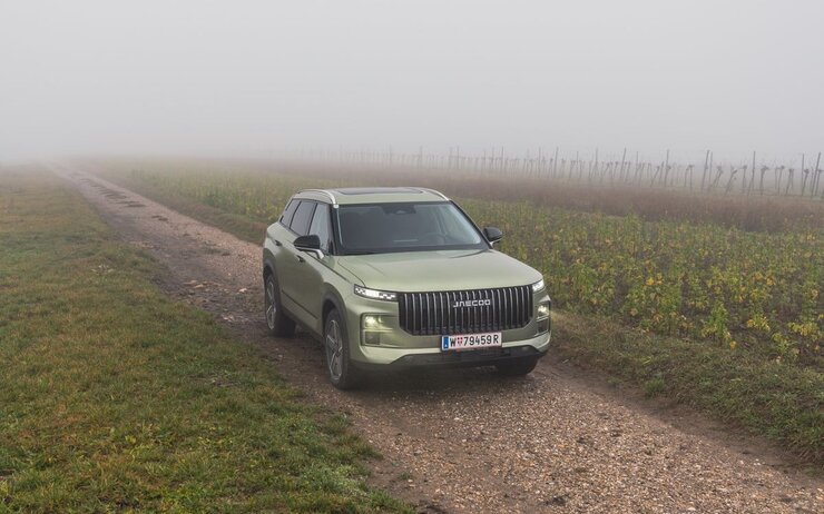 Das Foto zeigt ein Fahrzeug, welches auf einem Geländeweg unterwegs ist.