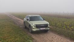 Das Foto zeigt ein Fahrzeug, welches auf einem Geländeweg unterwegs ist.