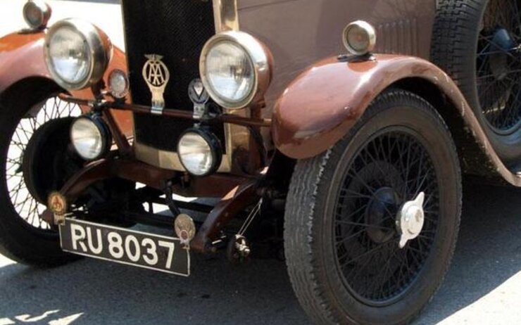 Oldtimer1.jpg Ein Oldtimer steht auf der Straße.