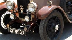 Ein Oldtimer steht auf der Straße.