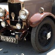 Ein Oldtimer steht auf der Straße.