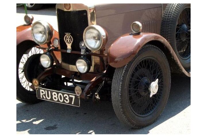Ein Oldtimer steht auf der Straße.