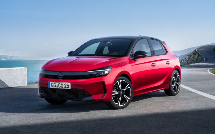 Opel Corsa.jpg Fahrzeug steht am Straßenrand.