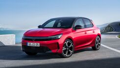 Fahrzeug steht am Straßenrand.