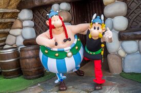 Asterix- und Obelix-Figuren vor einem Hauseingang