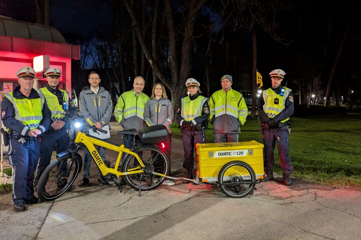 Gruppenfoto von Polizei und ÖAMTC bei der Radlichtaktion vor dem Kremser Stadtpark