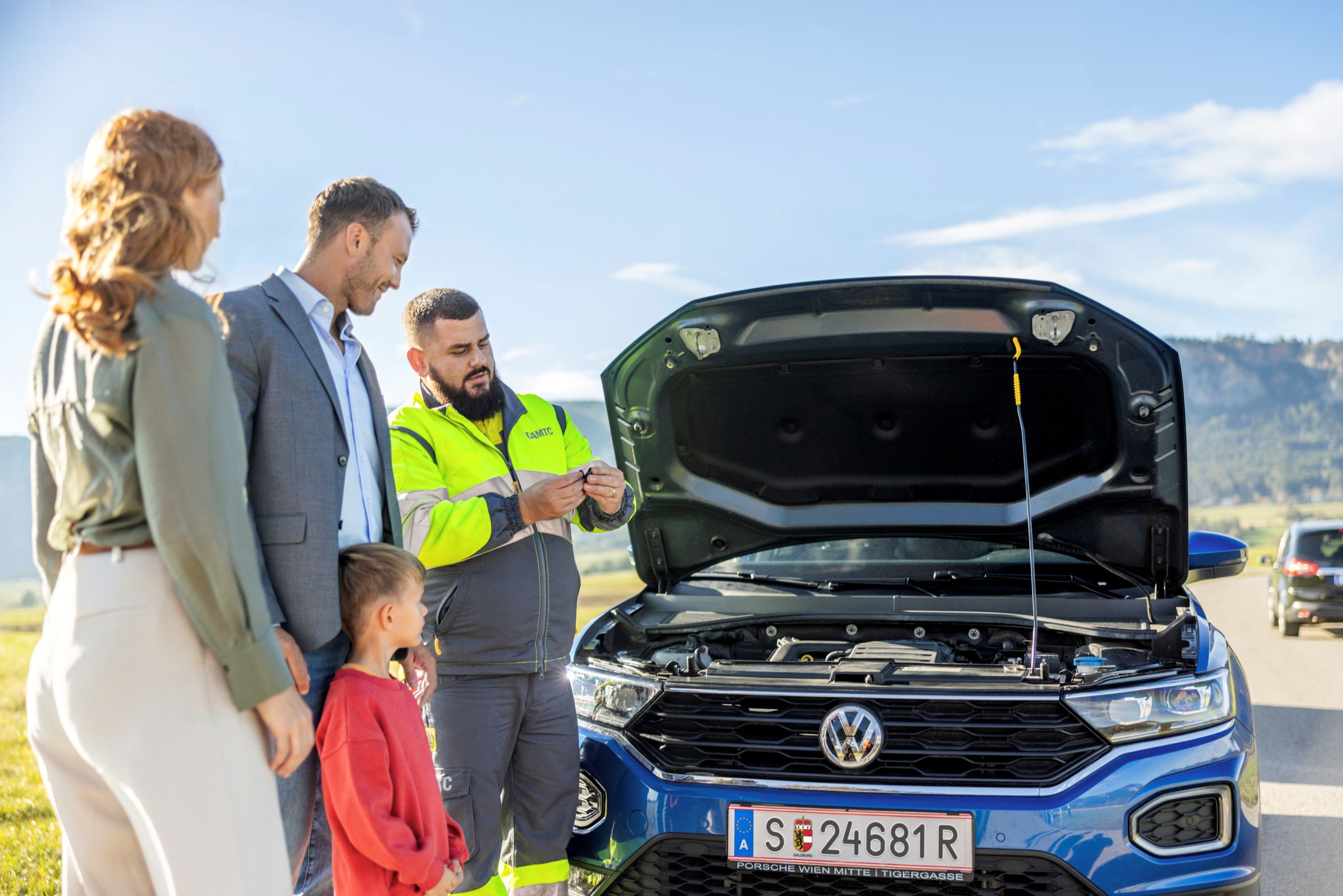 Eine Familie erhält ÖAMTC Pannenhilfe