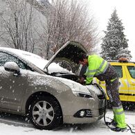 ÖAMTC Mitarbeiter gibt einem Fahrzeug Starthilfe
