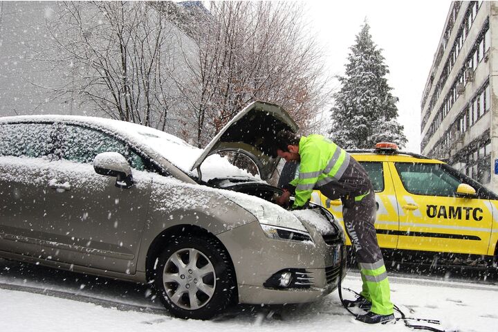 ÖAMTC Mitarbeiter gibt einem Fahrzeug Starthilfe