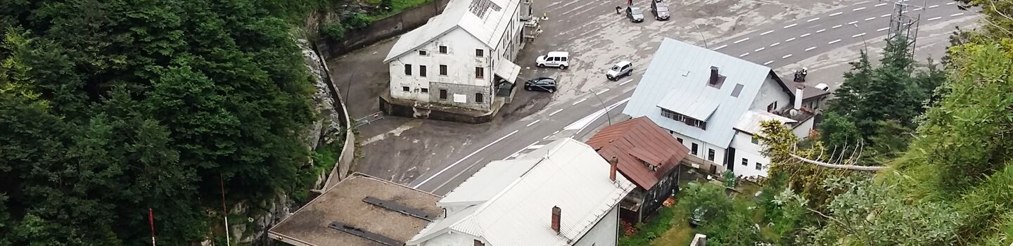 Luftaufnahme des Grenzübergangs Plöckenpass.