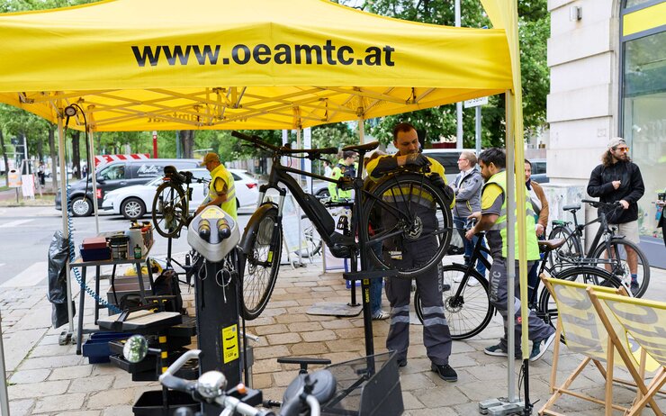 Technicker reparieren Fahrräder am ÖAMTC Fahrrad PopUp Stand am Schubertring Wien
