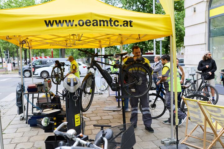 Technicker reparieren Fahrräder am ÖAMTC Fahrrad PopUp Stand am Schubertring Wien